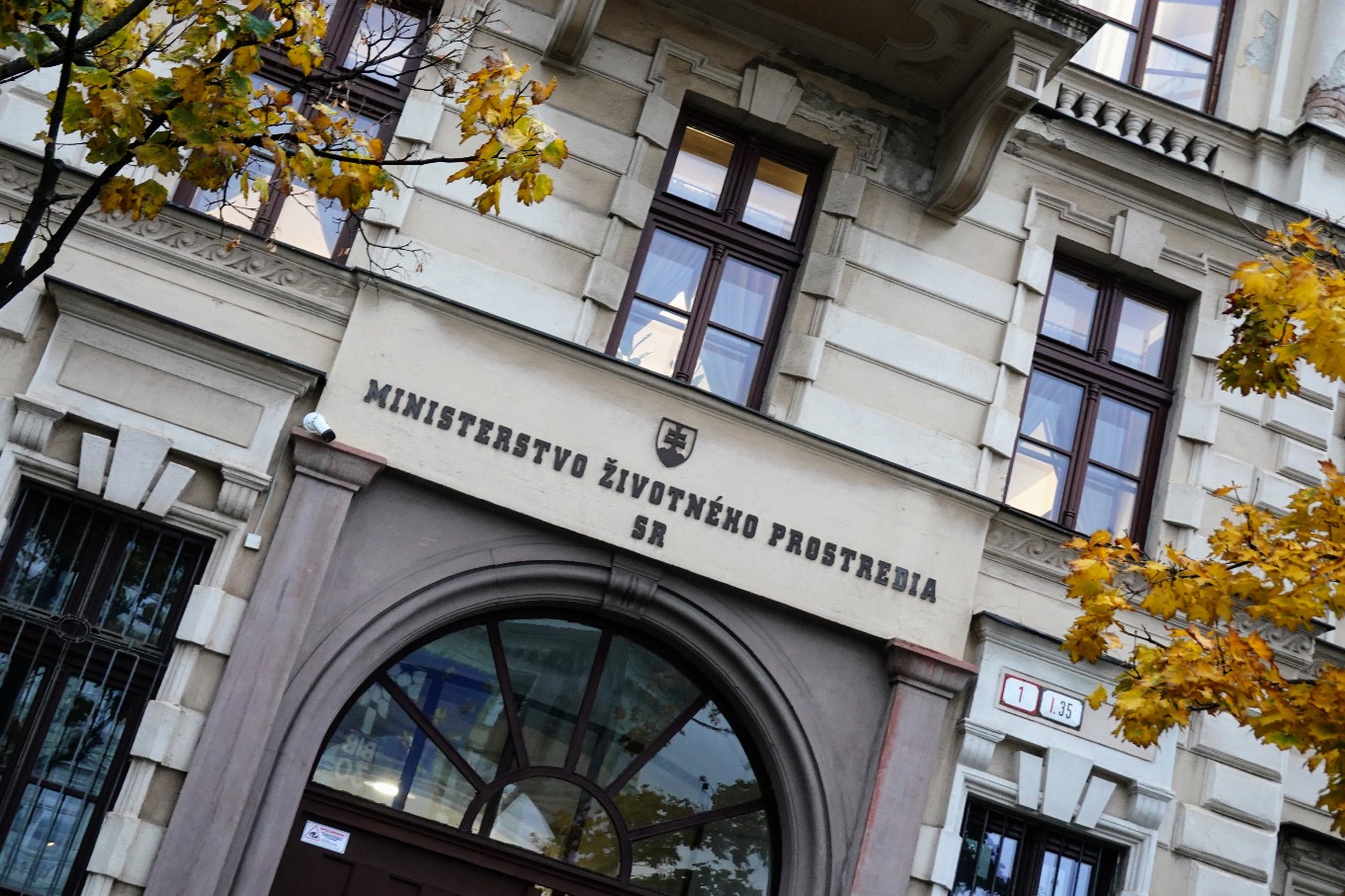 Treba výrazne zvýšiť poplatky za skládkovanie a rozviazať obciam ruky, priznáva ministerstvo